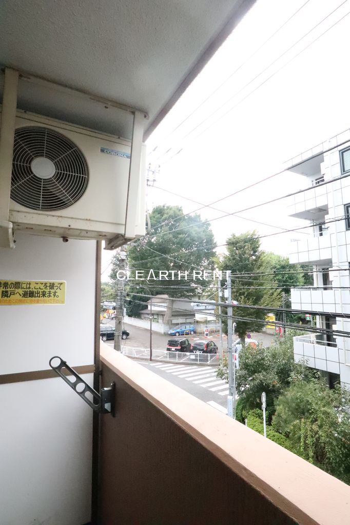 バルコニー　暖かな日差しのふりそそぐバルコニー