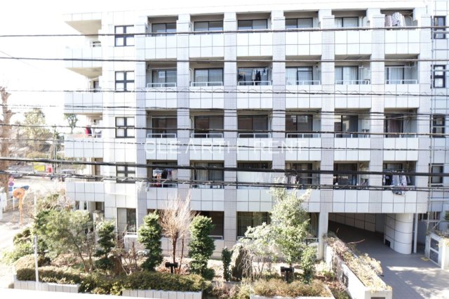 眺望　暖かな日差しのふりそそぐバルコニー