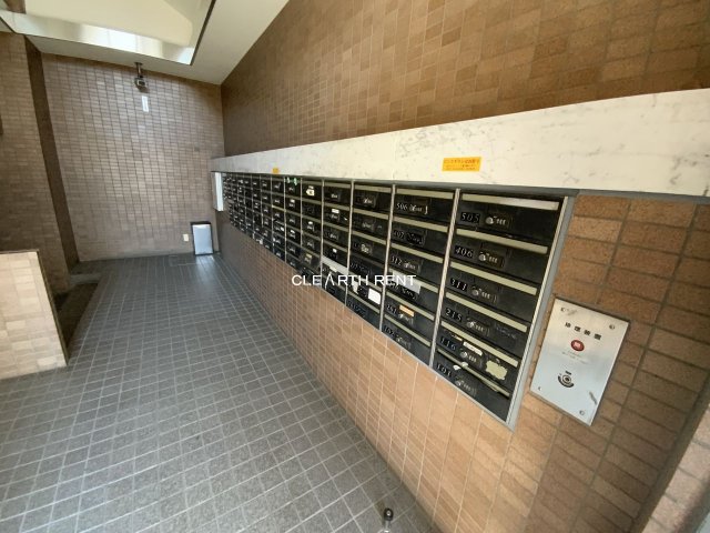 エントランス　落ち着いたエントランスです