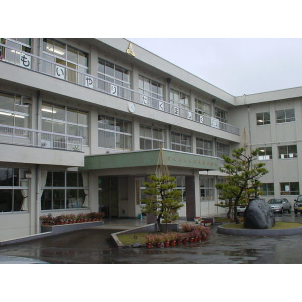 小学校　富山市立山室中部小学校（小学校）まで635m