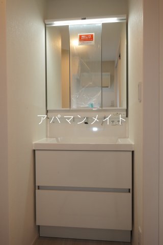 洗面設備　明るい洗面所です