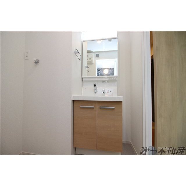 洗面設備　シャワー付洗面化粧台