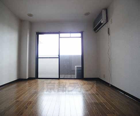 居室・リビング　明るい室内