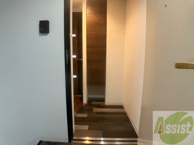 玄関　玄関です。建具の色合いがおしゃれですね～。