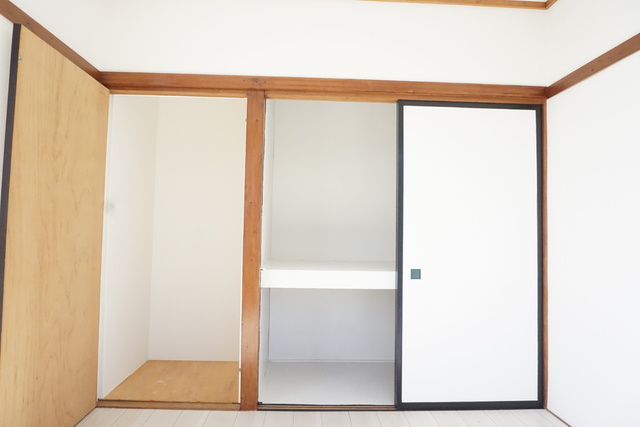 収納　寝室の押入にはお布団も収納できます♪