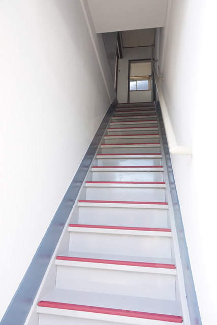 玄関　雨の日でも安心の内階段です♪