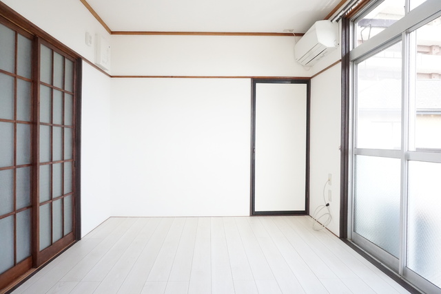 居室・リビング　明るい床色のリビングです♪