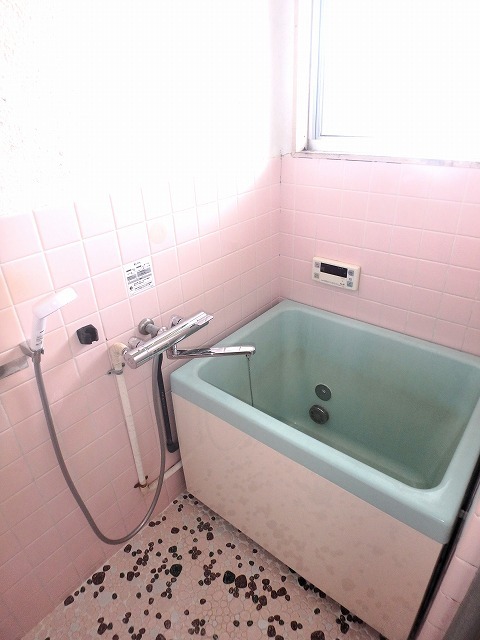 バス・シャワールーム　窓があって換気しやすいですね♪