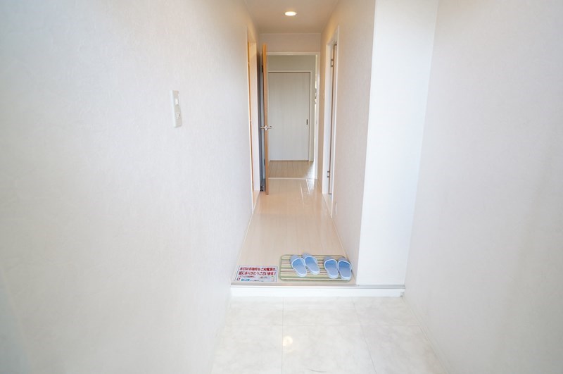 玄関　※同建物・別号室の写真です★（実際のお部屋とは異なります）