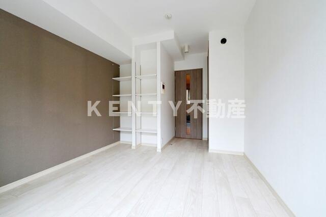 その他部屋・スペース　落ち着いた色調の寝室です