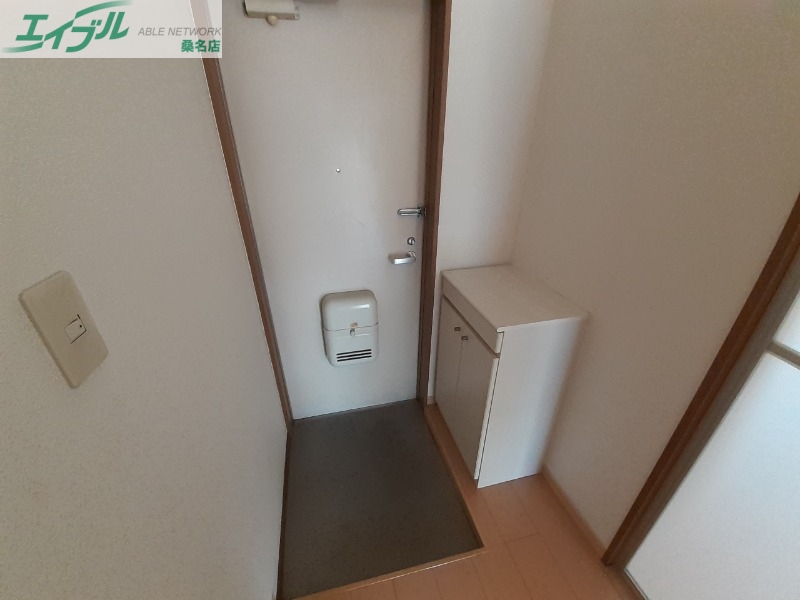 玄関　同物件別部屋写真