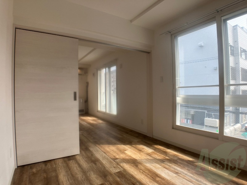 その他部屋・スペース　戸を閉めるとリビングと区切られた寝室にすることができますよ。