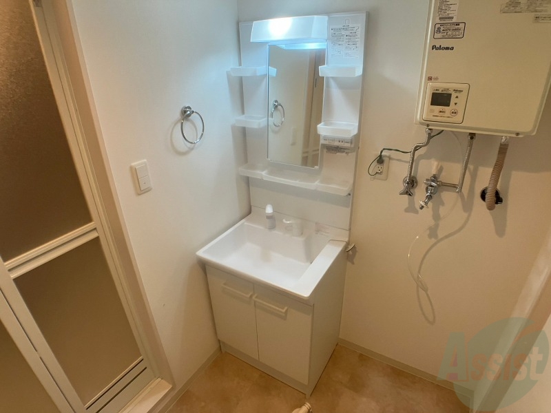 洗面設備　独立洗面台です。大きくてよいですね。シャンプーもできます。