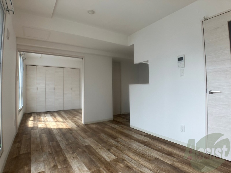 居室・リビング　フローリングと壁のカラーが明るい雰囲気ですね！