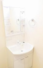 洗面設備　独立洗面化粧台が付いています