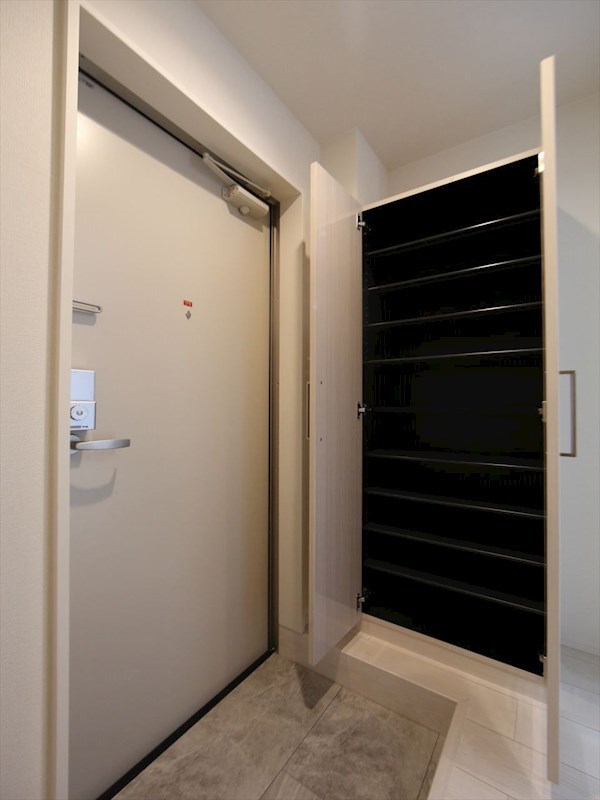 玄関　玄関　シューズボックス付（収納充実してます）　同仕様写真