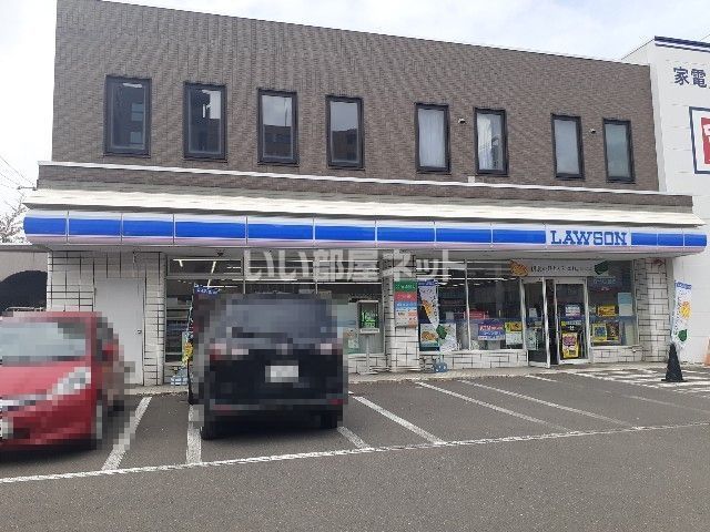 コンビニ　ローソン千歳駅前店（コンビニ）まで495m