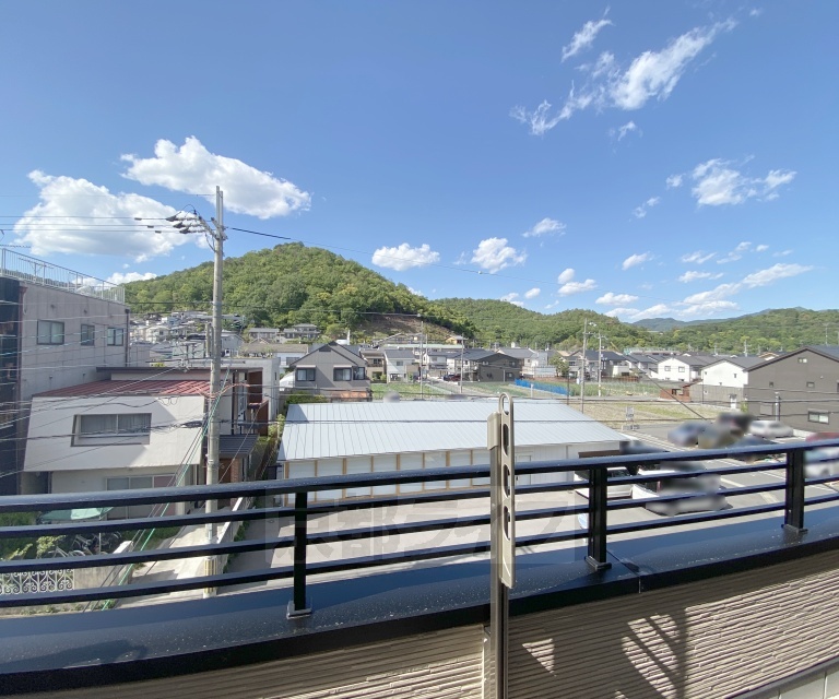 眺望　バルコニーからの景色です。山々が望めます。