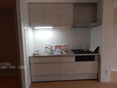 キッチン　ガスコンロとグリル付システムキッチン