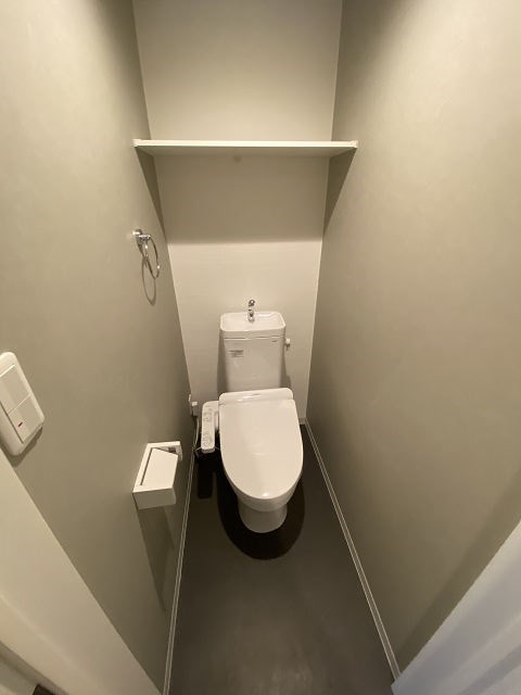 トイレ　落ち着いた色調のトイレです