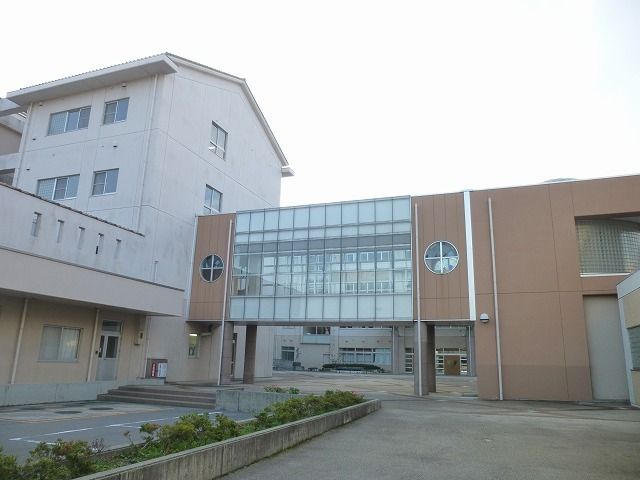 中学校　津幡中学校（中学校）まで1100m