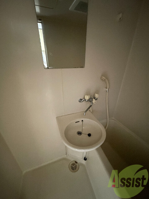 洗面設備　洗面台です。シンプルなつくりなので、お手入れしやすそうです。