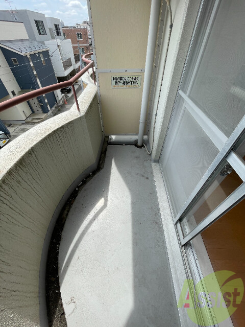 バルコニー　バルコニー。洗濯物がはかどりそうな広さがありますよ