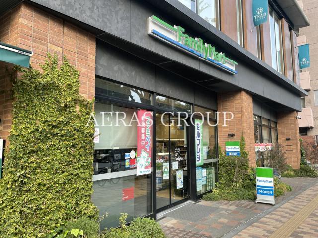 コンビニ　ファミリーマート目白二丁目店（コンビニ）まで318m