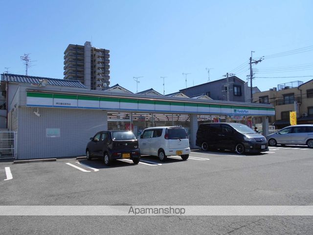 コンビニ　ファミリーマート（コンビニ）まで879m