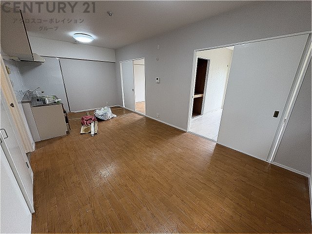 居室・リビング　床色が落ち着いた色合いで、とてもきれいです。