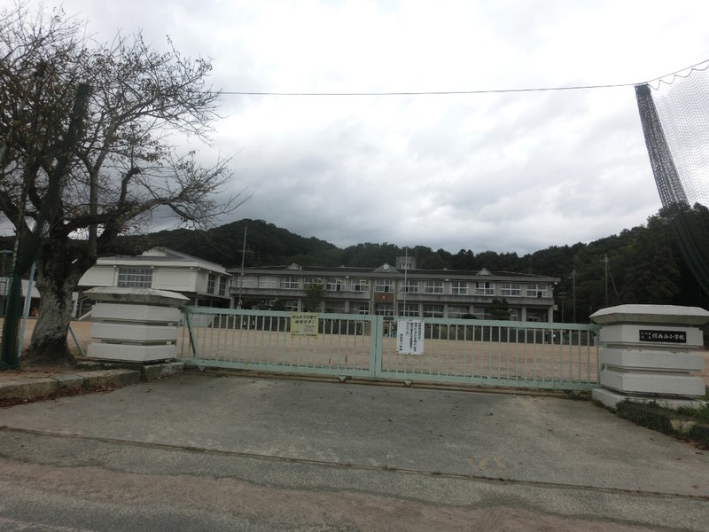 小学校　たつの市立揖西西小学校（小学校）まで1795m