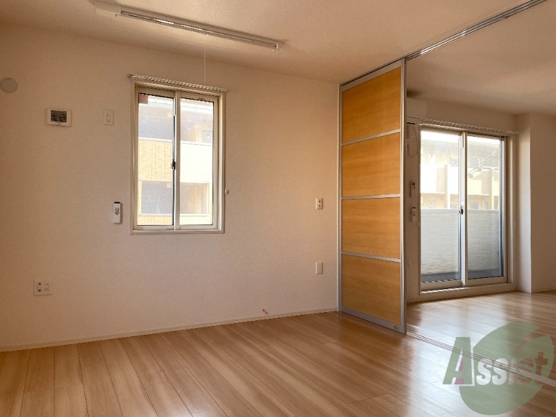 その他部屋・スペース　８．６帖の洋室です。広々として、きれいですね。