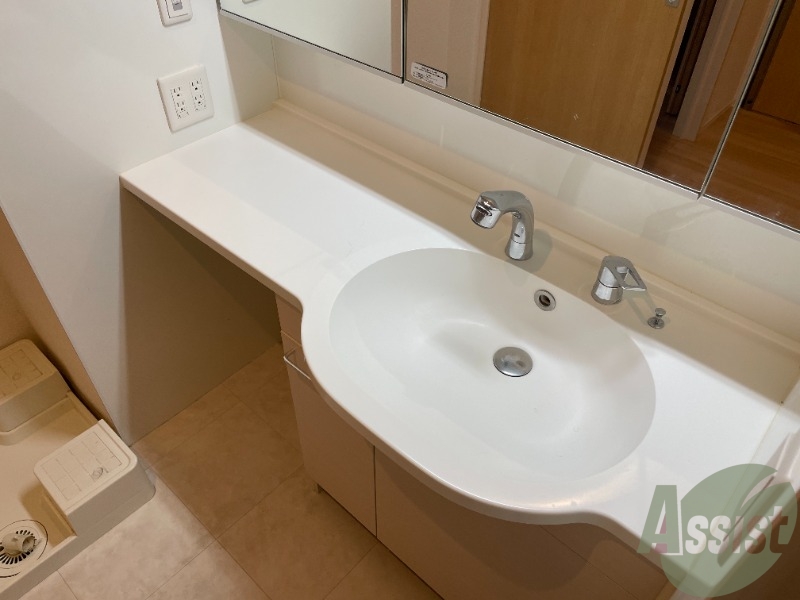 洗面設備　洗面台。朝の身支度はここでばっちり決めましょう。