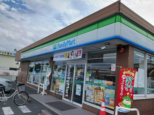 コンビニ　ファミリーマート（コンビニ）まで70m