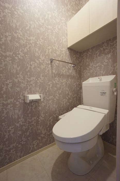 トイレ　アクセントクロスがおしゃれな空間のトイレは温水洗浄暖房便座で