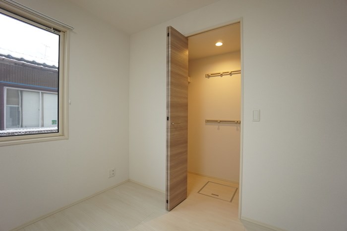 収納　扉付きがまた便利ですね♪