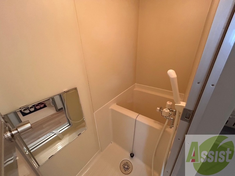 バス・シャワールーム　お風呂です。少し狭いですがシャワーするには十分ですね。