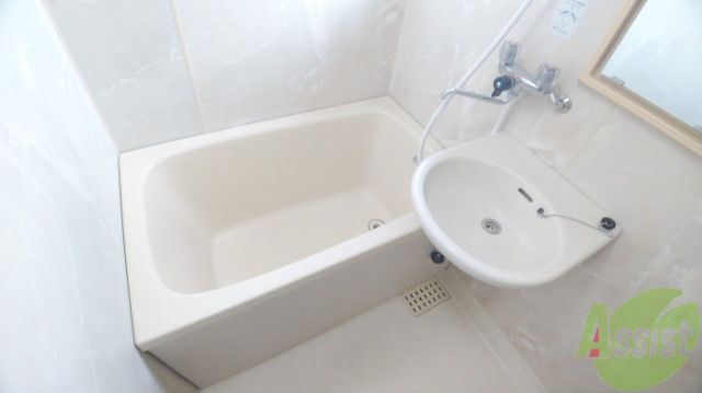 バス・シャワールーム　白くきれいな浴室です、シンプルで使い易い作りになっています