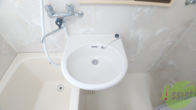 洗面設備　浴室にある洗面台ですシャワーも手洗いも兼用で使えます。