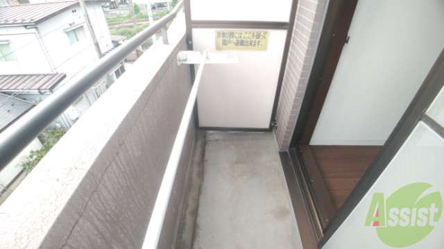 バルコニー　リビングからつながるバルコニーは陽の光がよく当たる快適空間