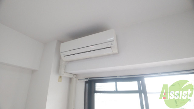 その他設備　リビング中央にエアコンがございます。暑い日も寒い日も快適