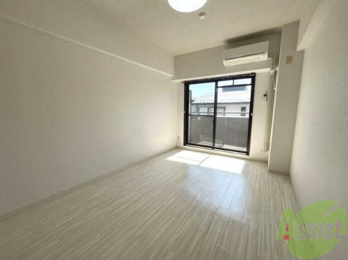 居室・リビング　７帖のリビングは収納と窓があり、陽の光が気持ちよく差します