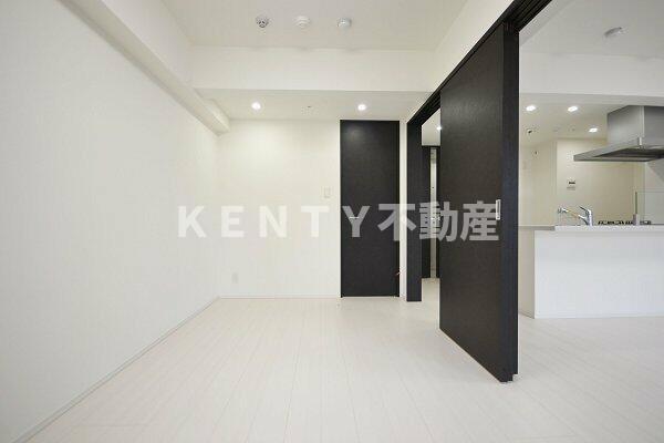 その他部屋・スペース　落ち着いた色調の寝室です