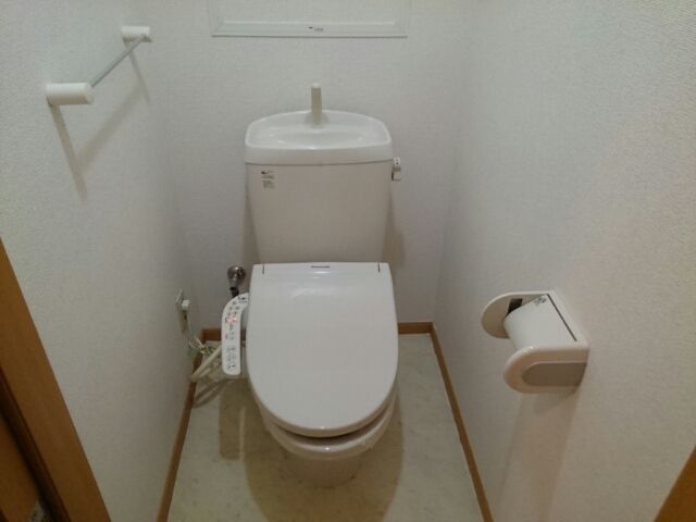 トイレ　落ち着いた色調のトイレです