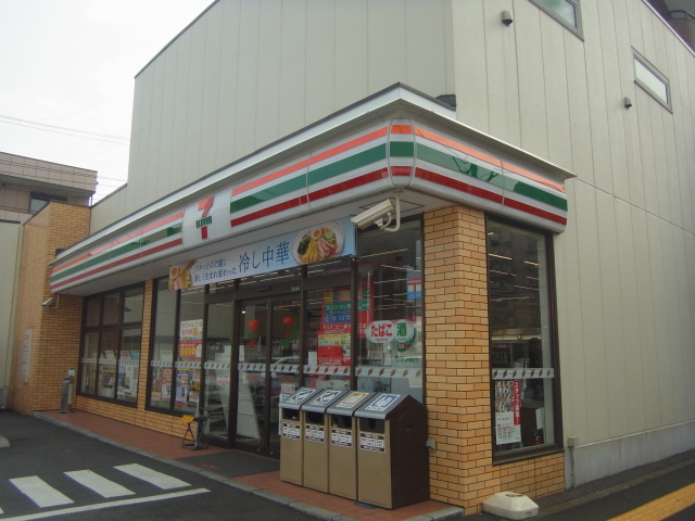 コンビニ　セブンイレブン西新井駅西口店（コンビニ）まで80m