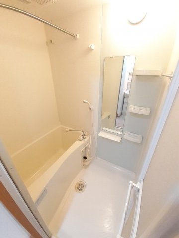 バス・シャワールーム　コンパクトで使いやすいお風呂です