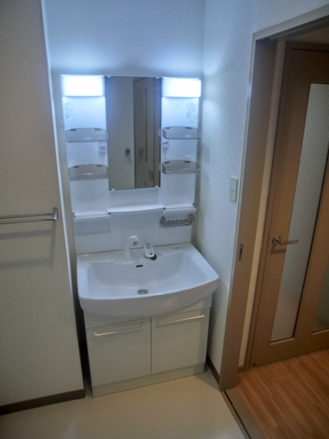 洗面設備　※同タイプ室内の写真です。改装内容は異なります。