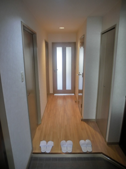 玄関　※同タイプ室内の写真です。改装内容は異なります。