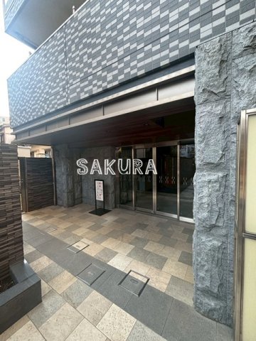 エントランス　重厚感のある建物デザイン♪