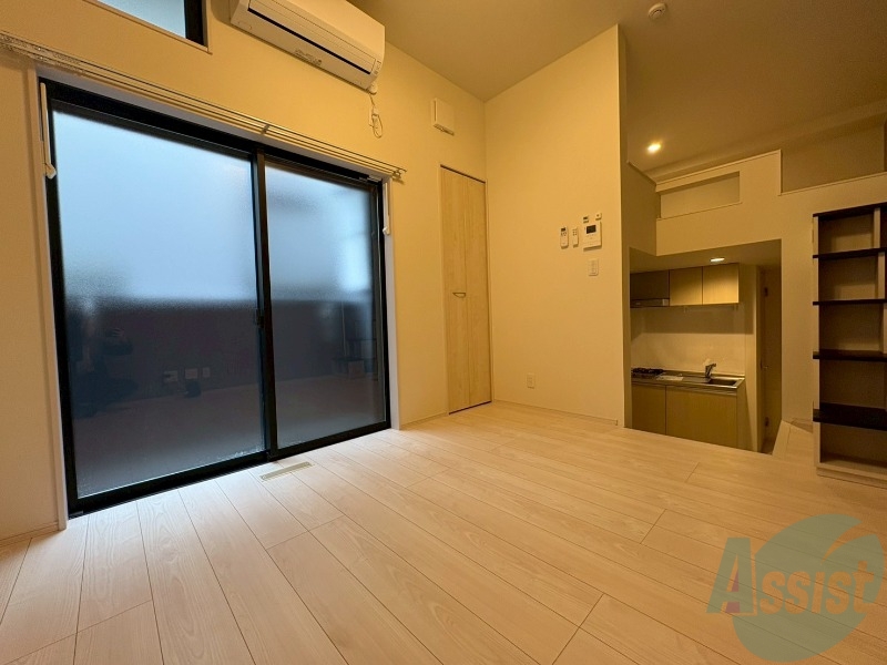 その他部屋・スペース　お部屋が広いのでベッドを置いても狭く感じないです。